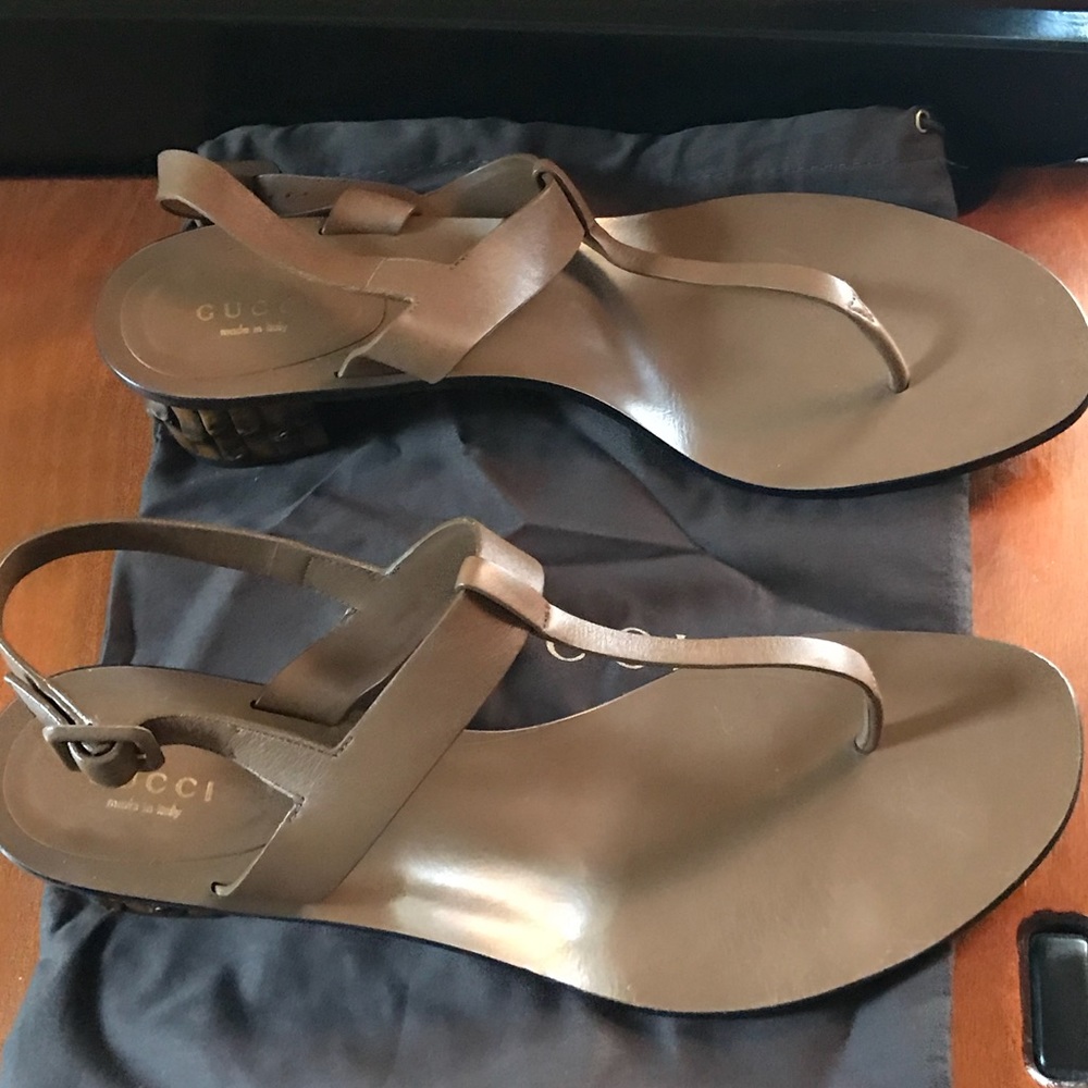 Gucci T strap sandals :Excellent condition.